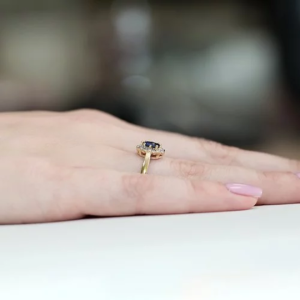 Pierścionek zaręczynowy z Szafirem 0,70ct i Diamentami, białe złoto próby 585. W-0304SZAB
